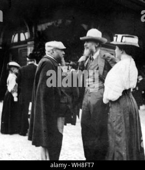 George Bernard Shaw et sa femme, Charlotte Payne Townshend- avec le Dr Hans Richter à Bayreuth en 1908. George Bernard Shaw (1856-1950) était un dramaturge irlandais et lauréat du Prix Nobel de Littérature en 1925. Le génie de Shaw à la page 72. Banque D'Images