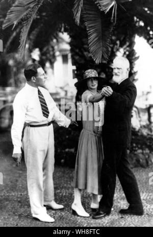 George Bernard Shaw au Reid's de Madère en 1927, en prenant des leçons de danse de M. et Mme Max Rinder. George Bernard Shaw (1856-1950) était un dramaturge irlandais et lauréat du Prix Nobel de Littérature en 1925. Le génie de Shaw page 157. Banque D'Images