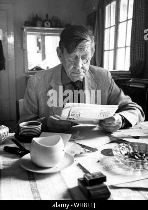 W H Auden. Wystan Hugh Auden (1907-1973) était un poète et critique, largement considéré comme parmi les plus influents et les plus grands écrivains du 20e siècle. Il a passé la première partie de sa vie au Royaume-Uni, mais émigra aux Etats-Unis en 1939, de devenir un citoyen américain en 1946.. . Banque D'Images