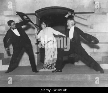 George Bernard Shaw à répéter une scène d'Androcles et Le Lion (1912) avec Lillah McCarthy et Harley Granville Barker. George Bernard Shaw (1856-1950) était un dramaturge irlandais et lauréat du Prix Nobel de Littérature en 1925. Le génie de Shaw à la page 111. Banque D'Images