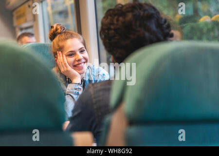 Portrait of happy young woman voyager en train avec son petit ami, London, UK Banque D'Images