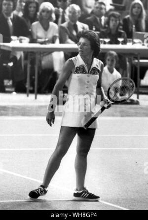 Billie Jean King, en 1973, la robe était en polyester vert menthe, bleu ciel avec col et bande horizontale en bleu royal, avec strass et paillettes vert. Au cours de sa carrière, elle a remporté 12 titres en Grand Chelem Grand Chelem, 14 titres en double féminin, et 11 titres du Grand Chelem en double mixte. Il est généralement considéré comme l'un des plus grands joueurs de tennis et les athlètes de sexe féminin dans l'histoire. L'Encyclopédie de la page Tennis 241. Banque D'Images