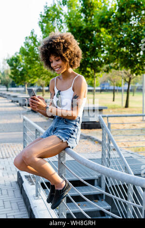 Portrait de jeune femme tatouée selfies en tenant avec le smartphone en été Banque D'Images