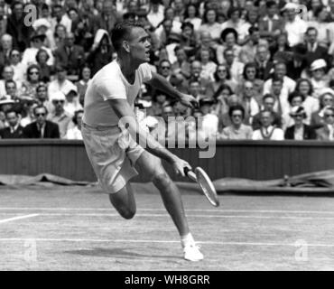 Jack Kramer en 1947 lorsqu'il a remporté le tournoi de Wimbledon des célibataires. L'Encyclopédie de la page Tennis 150.. Banque D'Images