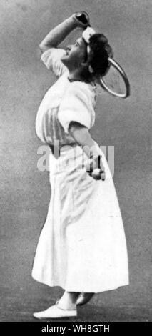 Mlle peut Sutton en 1907. La première à retrousser ses manches, elle remporte en 1905. L'Encyclopédie de la page Tennis 239. Banque D'Images