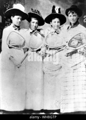 Ellen Hansell (à droite) avec les trois premiers joueurs de tennis américain : (de gauche à droite) Bertha Townsend (champion 1888-9), Margie Ballard et Louise Allerdice. L'Encyclopédie de la page Tennis 258. Banque D'Images