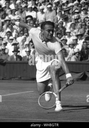 Jaroslav Drobny un excellent joueur sur surface dure. Son premier succès a été à Wimbledon 1954. Il est né à Prague, en Tchécoslovaquie, mais est devenu un citoyen égyptien de 1949 à 1954 et s'installe ensuite à la Grande Bretagne, où il mourut en 2001. L'Encyclopédie canadienne de tennis page 46. Banque D'Images