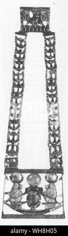 Collier du Soleil levant Les trésors de Toutankhamon, le catalogue de l'exposition par I E S Edwards, page 125. Banque D'Images