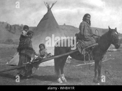 Travois indiens Cheyenne à Lame Deer Montana. Encyclopédie du cheval à partir de la page 99. Banque D'Images