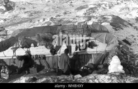 Les locaux de séjour sur l'île de l'éléphant, par Frank Hurley et George Marston. Sir Ernest Shackleton a dirigé une opération de sauvetage pour ses hommes échoués sur l'île de l'éléphant dans l'Antarctique. Antarctique : le dernier continent par Ian Cameron, page 214. Banque D'Images