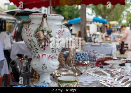 Vase en porcelaine sur le marché aux puces Banque D'Images