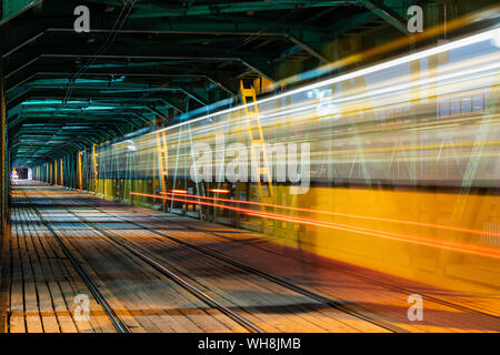 Gdanski Bridge at night avec tram light trails, Varsovie, Pologne Banque D'Images