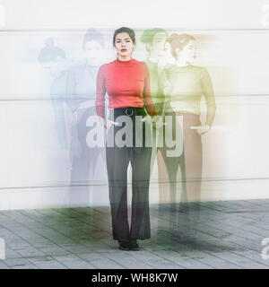 Digital composite de jeune femme devant un mur Banque D'Images