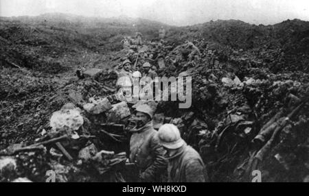 Tranchée allemande convertie en tranchée française après récupération de Fort Douaumont (Verdun) . Une tranchée, une fois l'allemand, le français maintenant Banque D'Images