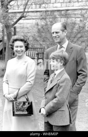 La reine Elizabeth II avec son mari le prince Philip, duc d'Édimbourg et son plus jeune fils Banque D'Images