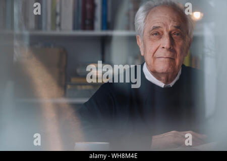 Portrait of senior man grave à la maison Banque D'Images