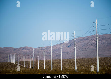 Les lignes électriques s'étendent à travers le désert près de Elko, Nevada Banque D'Images