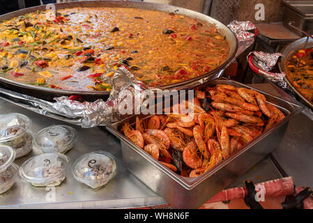 Street food, grande casserole de paella fruits de mer cuisine sur le marché en Provence, France Banque D'Images