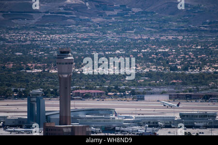 Un Delta Airlines prend son envol derrière la tour de contrôle de la circulation aérienne à l'aéroport international McCarran de Las Vegas, Nevada Banque D'Images