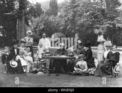 Royal Group à Osborne Août 1898 De gauche à droite. Le Prince Léopold de Battenberg, Princess Aribert d'Anhalt, Île-d'York, duchesse d'York avec la Princesse Marie d'York, la Princesse Margaret de Connaught, le Prince Alexandre de Battenberg (au sol), Duc d'York, avec le Prince Albert d'York (plus tard George VI) , la reine Victoria, le Prince Arthur de Connaught, duchesse d'Connuaght, la princesse Patricia de Connaught (avec des chiens) Princess Henry de Battenberg, la Princesse Victoria Eugénie de Battenberg, Princess Helena Victoria, du Schleswig Holstein, Prince Maurice de Battenberg Banque D'Images