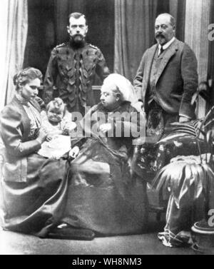 La reine Victoria , le Prince de Galles , Famille royale russe Tsar Nicolas II, la Tsarine et Bébé Juillet 1900 Banque D'Images