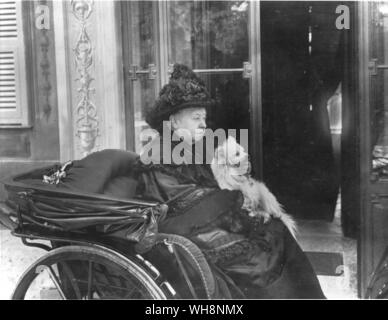 La reine Victoria dans sa voiture avec son animal de compagnie chien Pomeranian Tiri 1899. Turi était d'être à son chevet quand elle est morte Banque D'Images