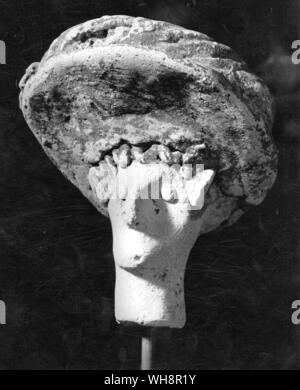 Le grand chapeau. L'argile. D'un sanctuaire, probablement Kofinas, c.1900 BC (semblables à celles de la page 92 du livre) Banque D'Images