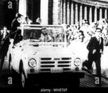 Photo prise à partir de l'écran de télévision montrant l'exécution jeep blanche le Pape Jean Paul II a aidé par ses aides à la hâte St Peters Square peu après la tentative de prise de vue sur sa vie Mai 1981 Banque D'Images