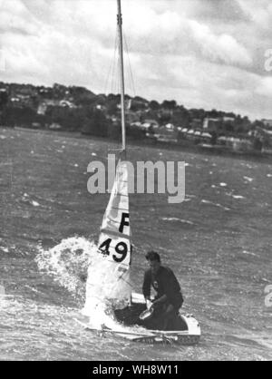 Stong les vents et les vagues ont été responsables de beaucoup d'upsetts au cours de l'events yatching à Torquay. J J Herbulot (France) mise en balles frénétiquement son bateau de classe Firefly début de couler Jeux Olympiques de Londres 12 Août 1948 Banque D'Images