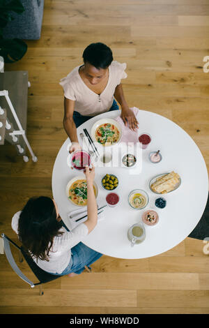 Deux femmes assises à la table ayant un repas santé Banque D'Images