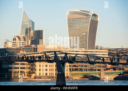 Talkie Walkie Millennium Bridge et bâtiment de la ville de Londres, Londres, Angleterre, Royaume-Uni, Europe Banque D'Images