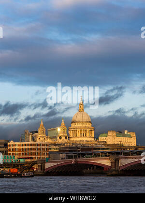 St Pauls Cathedral au coucher du soleil, City of London, Londres, Angleterre, Royaume-Uni, Europe Banque D'Images