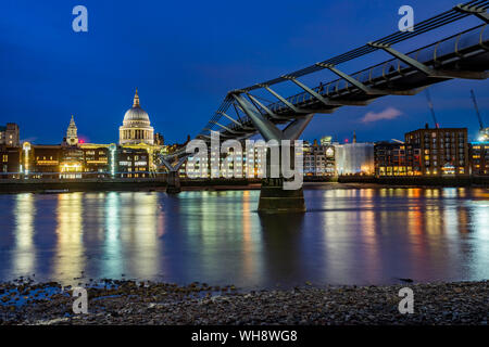 St Pauls Cathedral et Millennium Bridge at night, City of London, Londres, Angleterre, Royaume-Uni, Europe Banque D'Images