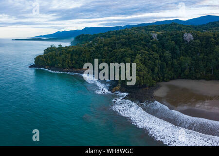 Drone sur Arco Beach et la forêt au lever du soleil, Uvita, province de Puntarenas, Côte Pacifique du Costa Rica, Amérique Centrale Banque D'Images