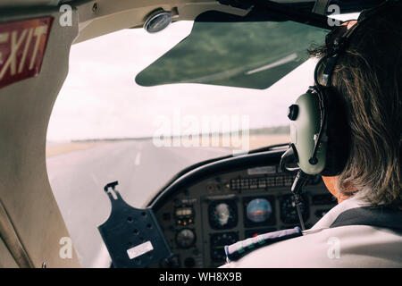 Tableau de bord et pilote d'un petit avion sur la piste, prêt à décoller Banque D'Images