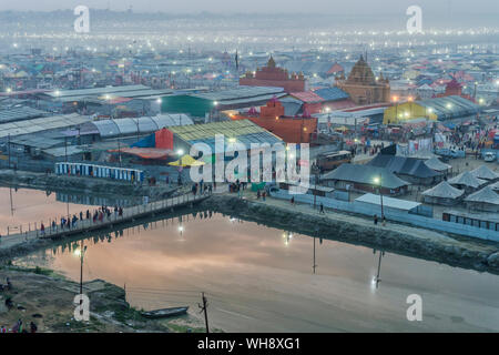 Compte tenu de la soirée Allahabad Kumbh Mela, plus grand rassemblement religieux, Allahabad, Uttar Pradesh, Inde, Asie Banque D'Images