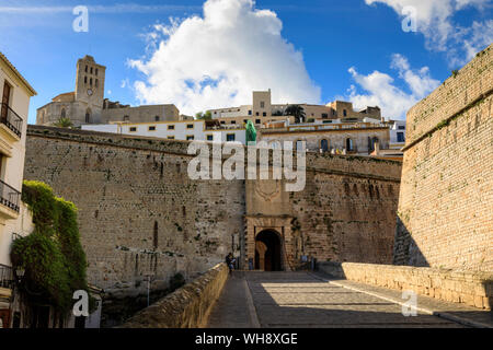 Portal de Ses Taules porte principale, la cathédrale, la vieille ville de Dalt Vila, Site du patrimoine mondial de l'UNESCO, la Ville d'Ibiza, Baléares, Espagne, Méditerranée, Europe Banque D'Images