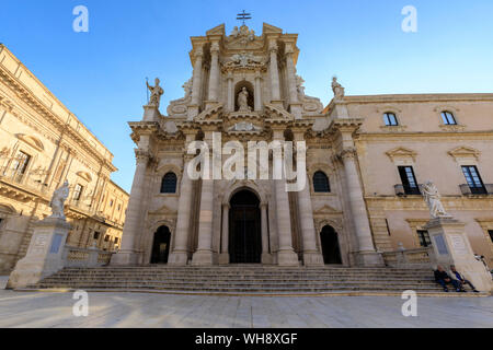 Façade de la cathédrale, début de matinée, la Piazza Duomo, Ortigia Ortigia (Syracuse), (Syracuse), UNESCO World Heritage Site, Sicile, Italie, Méditerranée Banque D'Images