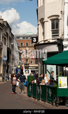 Al fresco à Don Pasquale restaurant italien dans la ville historique de Cambridge, en Angleterre. Banque D'Images