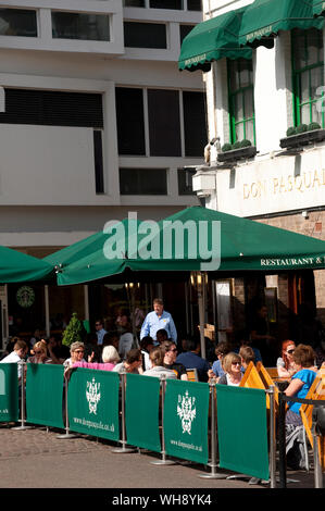 Al fresco à Don Pasquale restaurant italien dans la ville historique de Cambridge, en Angleterre. Banque D'Images