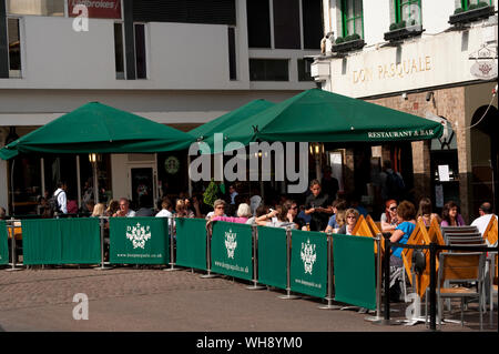 Al fresco à Don Pasquale restaurant italien dans la ville historique de Cambridge, en Angleterre. Banque D'Images