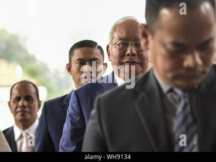 Beijing, la Malaisie. Août 28, 2019. L'ancien Premier Ministre malaisien Najib Razak (2e R) arrive à un tribunal de Kuala Lumpur, Malaisie, le 28 août 2019. Credit : Chong Chung Voon/Xinhua Banque D'Images