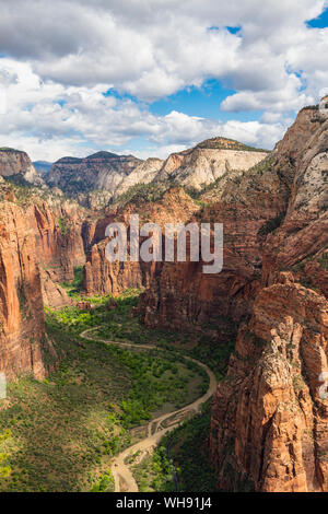 Vue vers le bas de Angels Landing Zion Canyon, Zion National Park, Utah, États-Unis d'Amérique, Amérique du Nord Banque D'Images