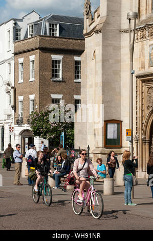 Les cyclistes dans la ville historique de Cambridge, en Angleterre. Banque D'Images