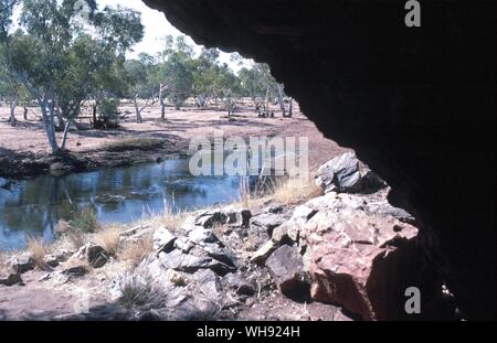 Le point de vue de la grotte où en 1931 Lewis Lasseter abri pour vingt-cinq jours avant de partir avec 1,7 litres d'eau pour essayer de marcher cent quarante kilomètres au Mont Olga il a fait Pottoyu Hills cinquante cinq kilomètres avant de mourir le 28 janvier 1931 Banque D'Images