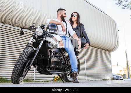 Couple de rire sur moto Banque D'Images