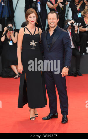 Venise, Italie. 06Th Sep 2019. Bianca Vitali et Stefano Accorsi le tapis rouge pour assister à la première mondiale de la Laverie pendant le 76e Festival du Film de Venise au Palazzo del Cinema le 01 septembre 2019 à Venise, Italie. Credit : Roberto Ricciuti/éveil/Alamy Live News Banque D'Images