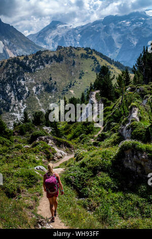 Randonnées d'une femme sur un sentier de la crête en altitude à partir de la Dent du Villard vers crête du Mont Charvet près de Courchevel, dans les Alpes françaises. Banque D'Images