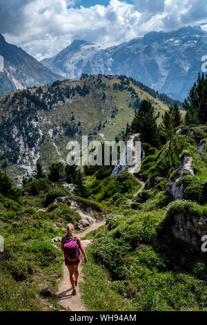 Randonnées d'une femme sur un sentier de la crête en altitude à partir de la Dent du Villard vers crête du Mont Charvet près de Courchevel, dans les Alpes françaises. Banque D'Images