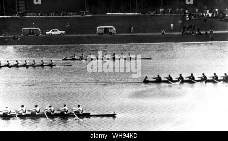 Septembre 1972 : Jeux Olympiques de Munich : l'Aviron huit de pointe finale. De haut en bas dans l'eau : USA, l'Allemagne de l'Ouest, de la Nouvelle-Zélande et de l'Allemagne de l'Est. La Nouvelle-Zélande a gagné la médaille d'or, avec les États-Unis à la deuxième place et l'Allemagne de l'est au troisième rang.. Banque D'Images